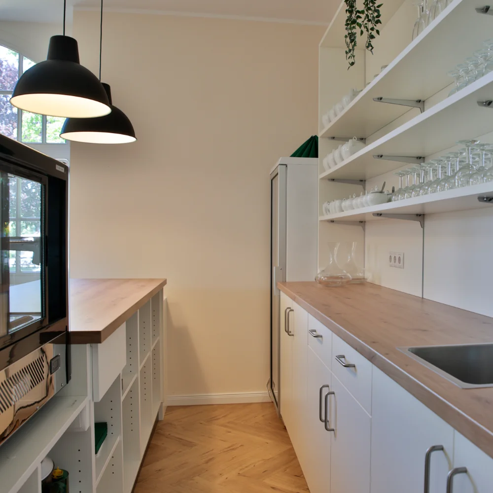Moderner Küchenbereich im Café der Villa Popken
